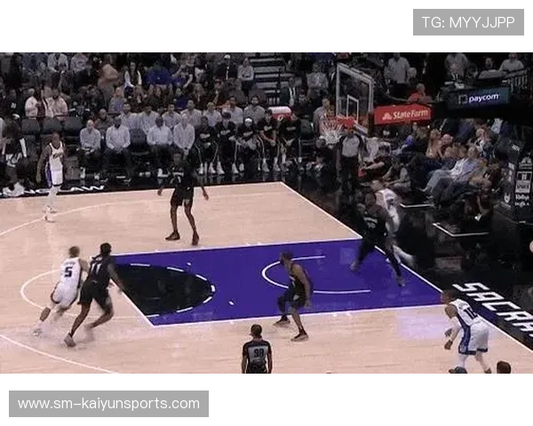 威少突破分球瞬间打开快船空间